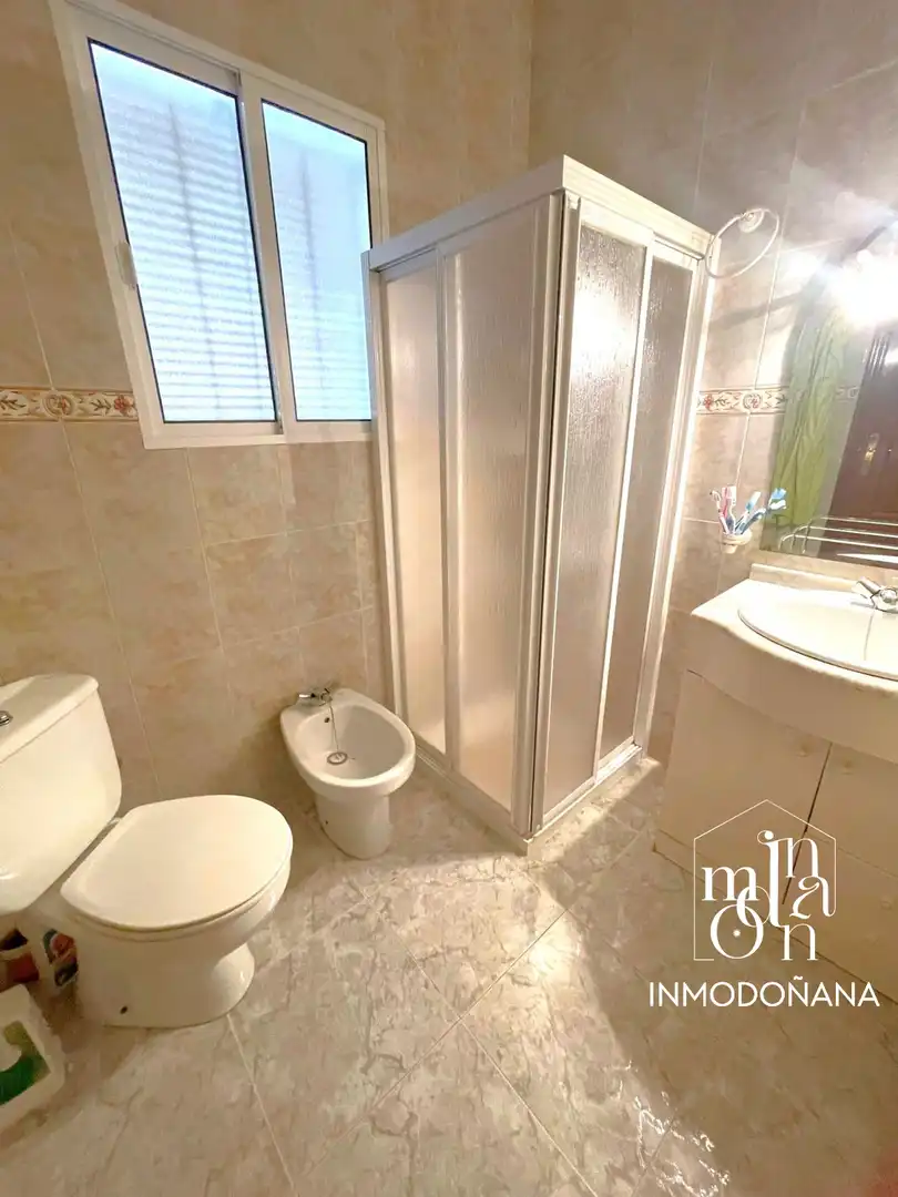 Bany de Casa o xalet en venda en Bollullos Par del Condado amb Aire condicionat, Terrassa i Moblat