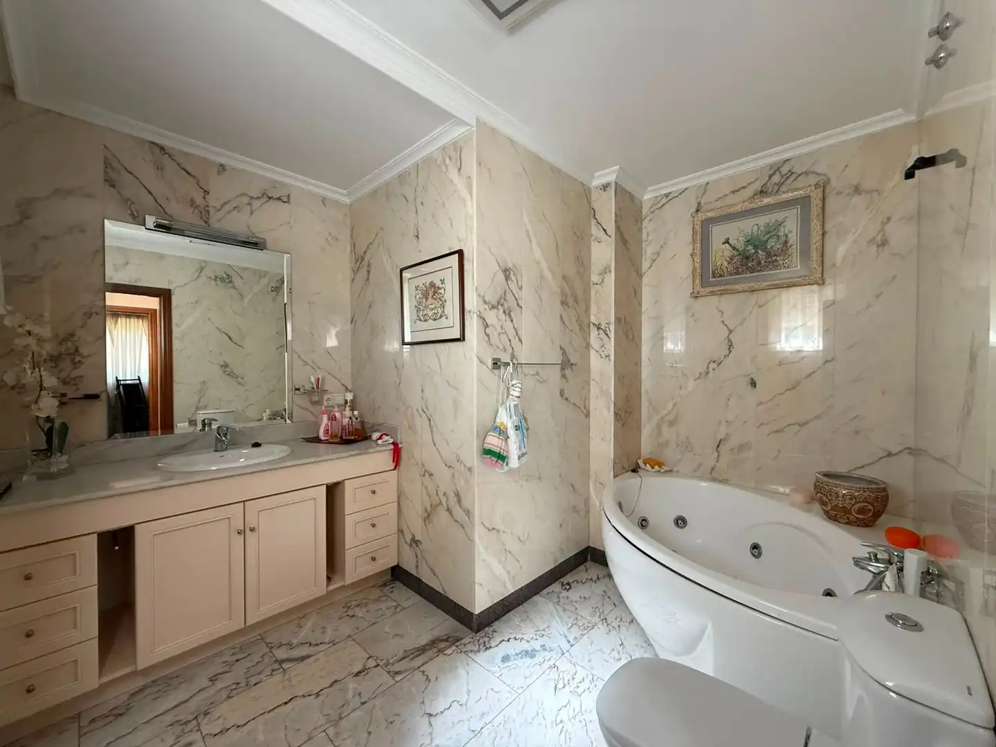 Badezimmer von Einfamilien-Reihenhaus zum Verkauf in Santa Marta de Tormes mit Klimaanlage, Heizung und Privatgarten