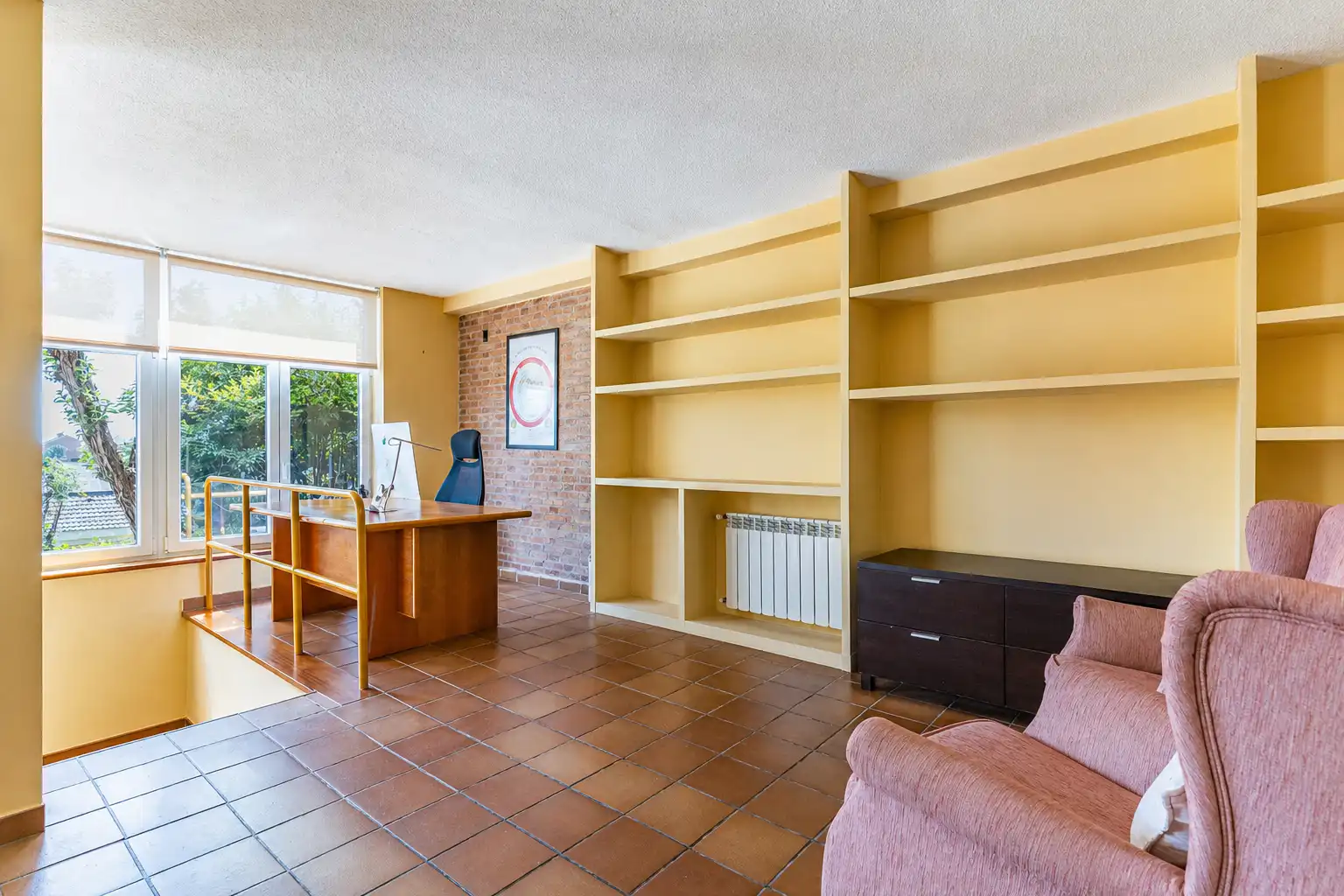 Sala de estar de Casa adosada en venta en Torrelodones con Calefacción, Jardín privado y Piscina