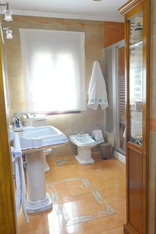 Badezimmer von Haus oder Chalet zum Verkauf in Valdepeñas mit Klimaanlage, Heizung und Privatgarten