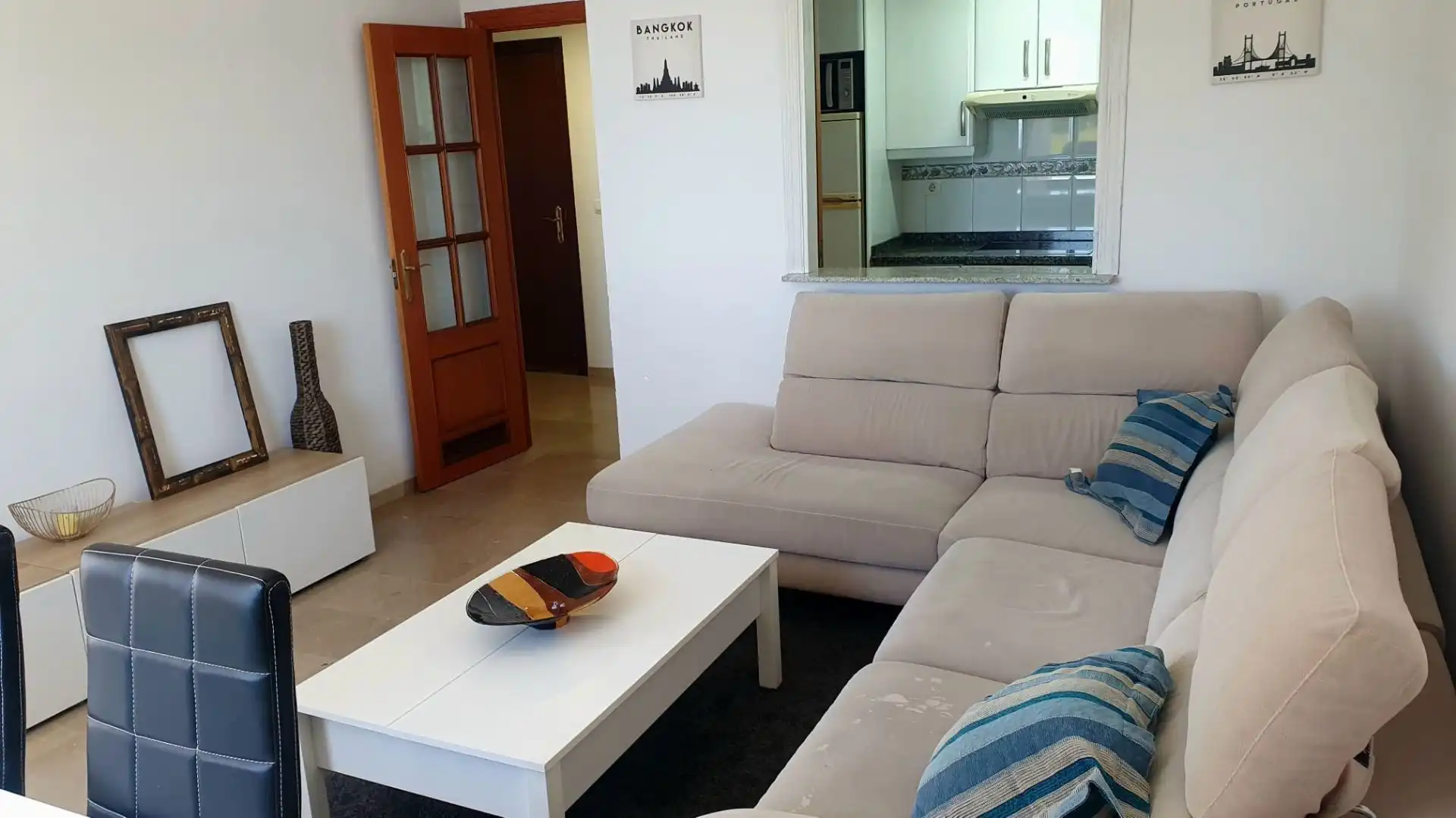 Sala d'estar de Apartament de lloguer en Benalmádena amb Terrassa, Moblat i Piscina comunitària