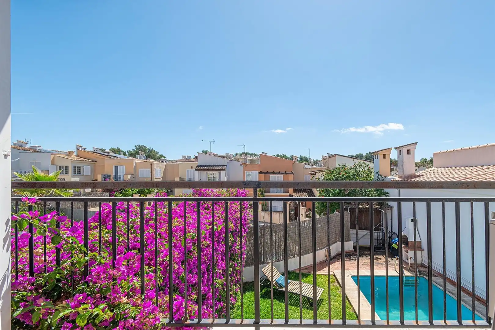 Vista exterior de Casa adosada en venda en Calvià amb Aire condicionat, Calefacció i Jardí privat