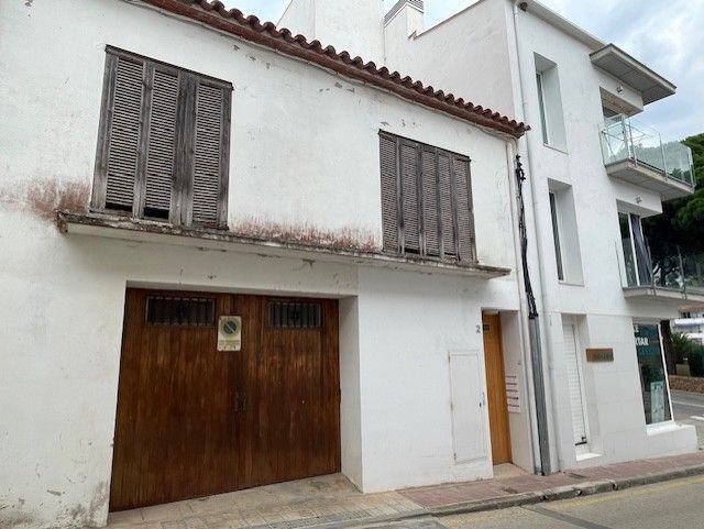 Vista exterior de Edifici en venda en Palafrugell
