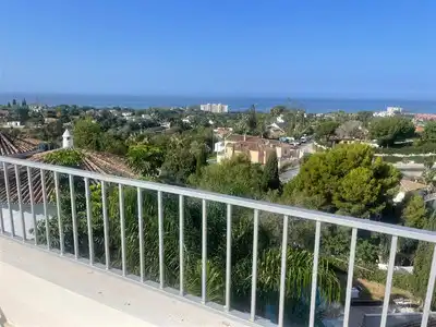 Vista exterior de Casa o xalet en venda en Marbella amb Aire condicionat, Calefacció i Jardí privat