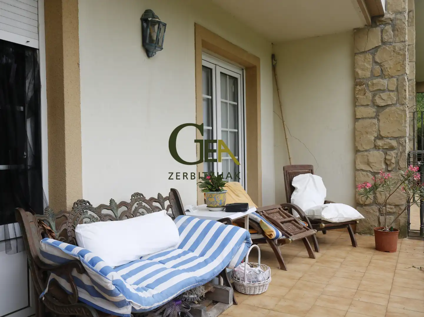 Terrasse von Einfamilien-Reihenhaus zum Verkauf in Alkiza mit Heizung, Privatgarten und Terrasse
