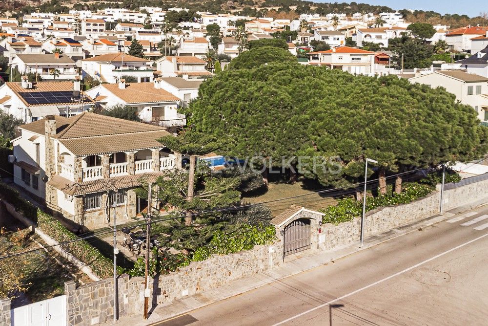 Vista exterior de Casa o xalet en venda en Calafell amb Aire condicionat, Calefacció i Jardí privat