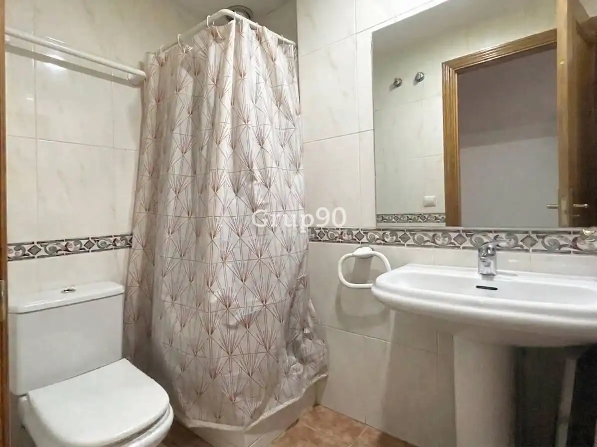 Badezimmer von Wohnungen zum Verkauf in Lleida mit Heizung und Balkon