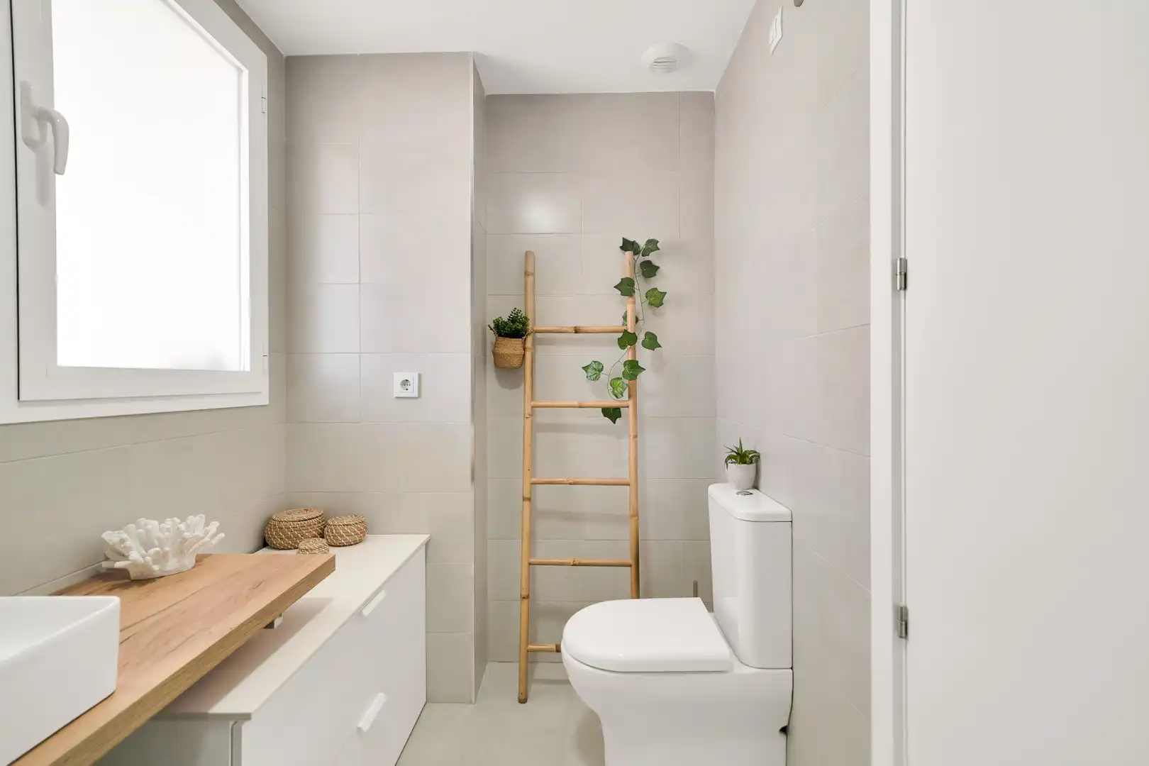Bathroom of Attic for sale in Estepona  with Air Conditioner, Terrace and Storage room