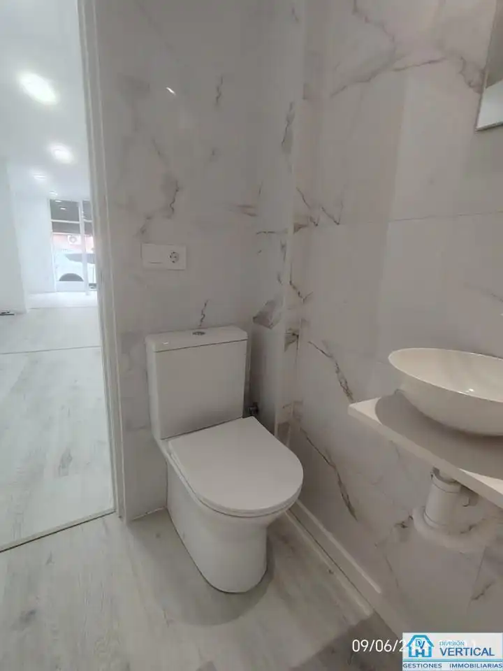 Baño de Local de alquiler en Burjassot con Aire acondicionado