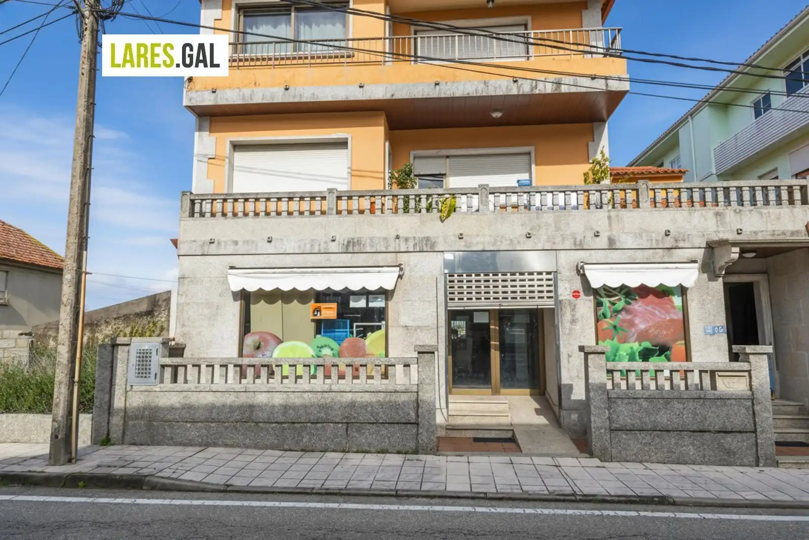 Vista exterior de Local de lloguer en Cangas 