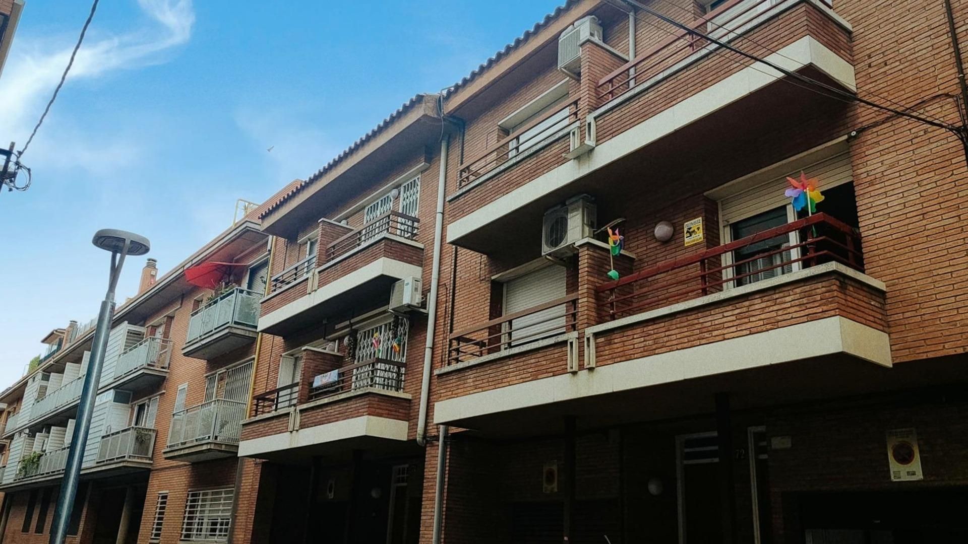 Vista exterior de Casa o xalet en venda en Cornellà de Llobregat amb Aire condicionat, Calefacció i Parquet