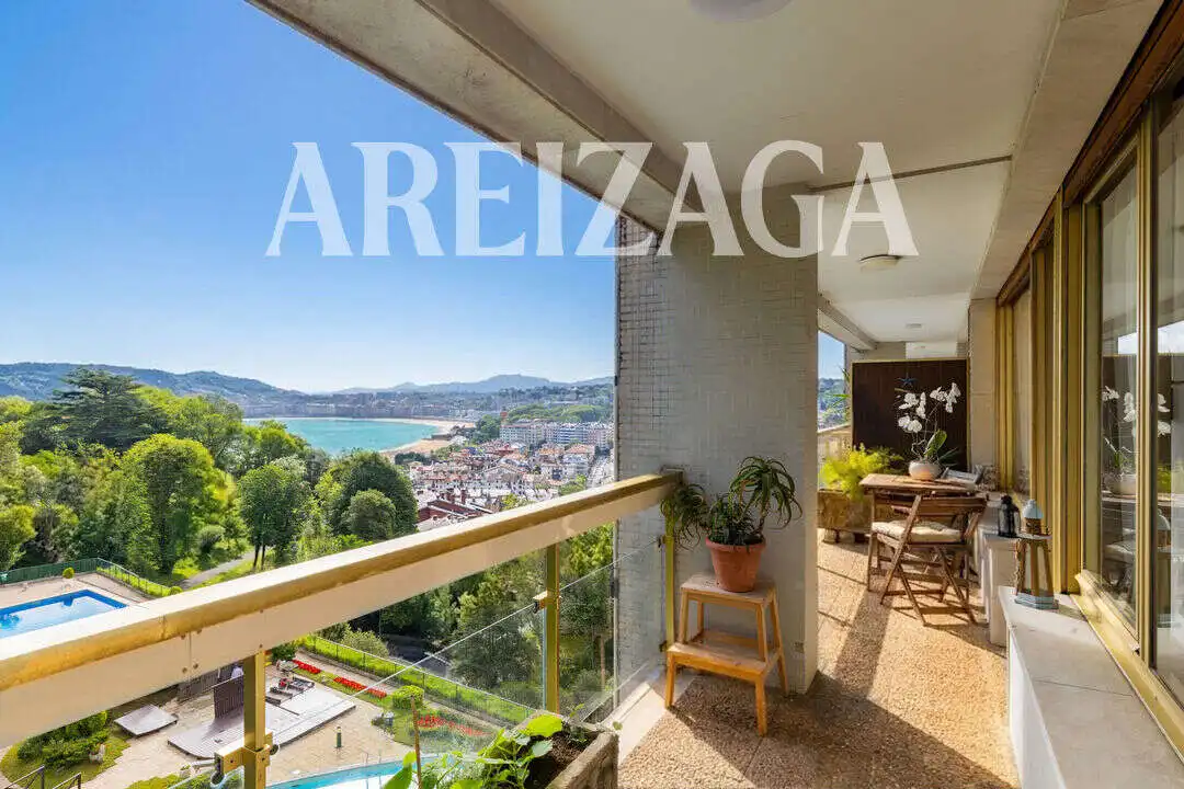 Vista exterior de Piso en venta en Donostia - San Sebastián  con Aire acondicionado, Calefacción y Jardín privado