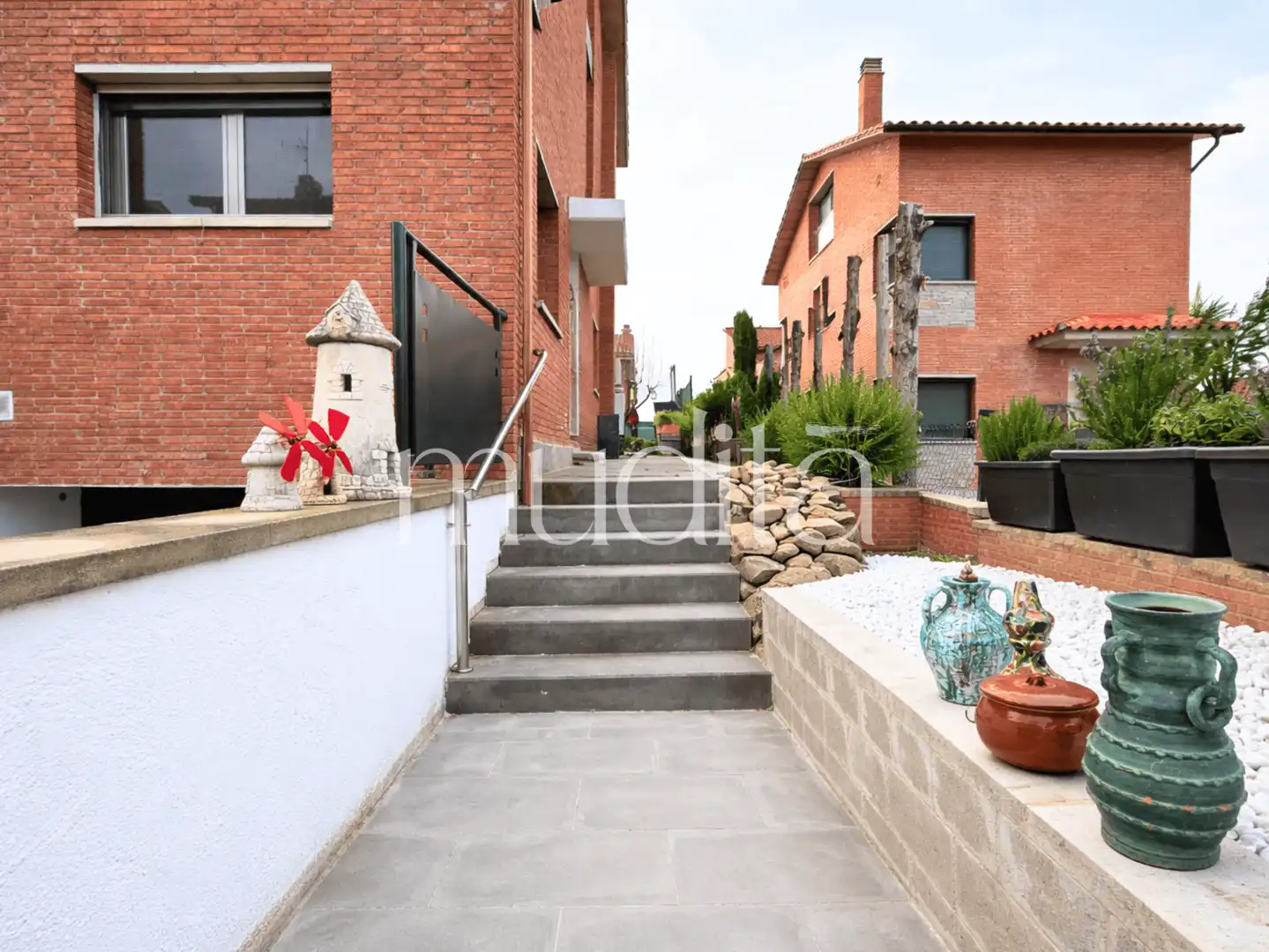 Vista exterior de Casa adosada en venda en Vic amb Calefacció, Jardí privat i Terrassa