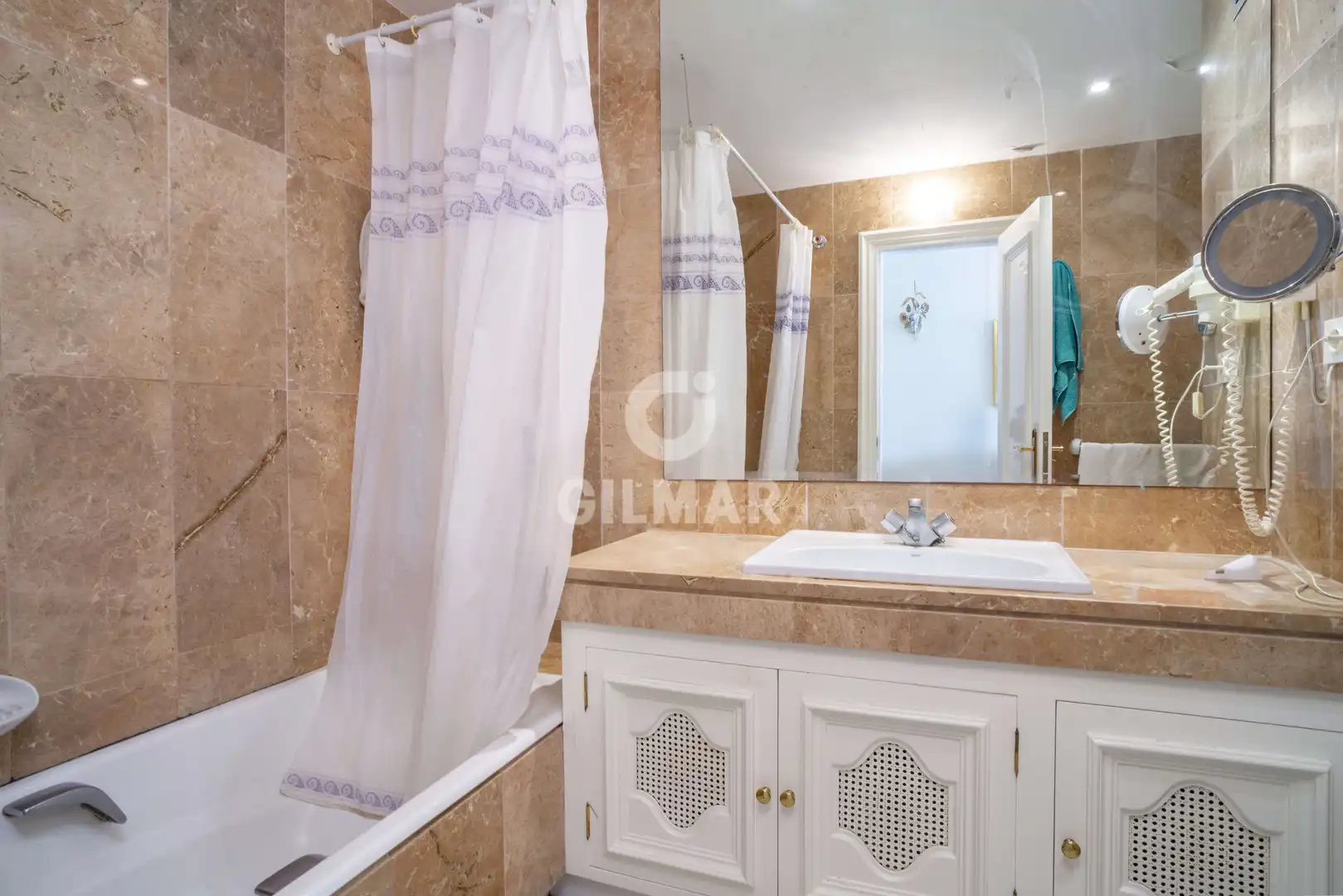 Badezimmer von Einfamilien-Reihenhaus zum Verkauf in Marbella mit Heizung, Privatgarten und Schwimmbad