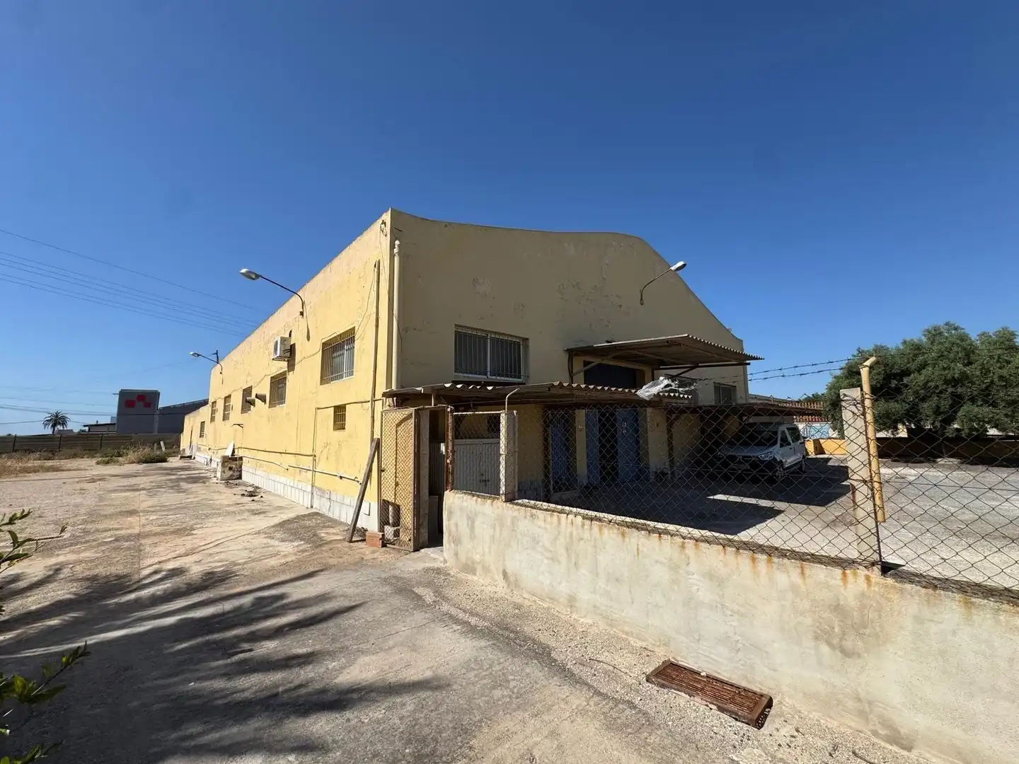 Außenansicht von Fabrikhallen zum Verkauf in Elche / Elx