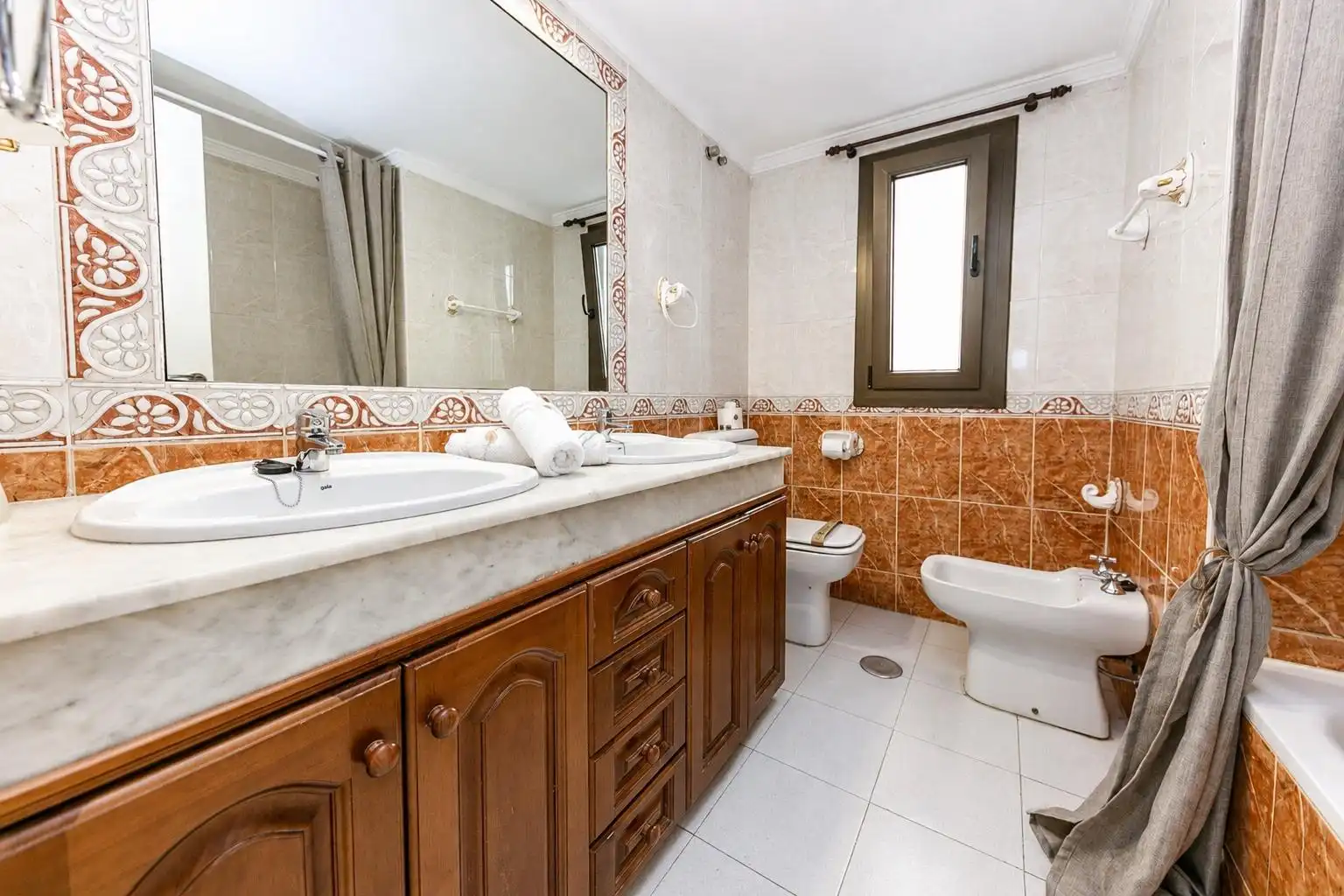 Baño de Apartamento en venta en Fuengirola con Aire acondicionado, Terraza y Balcón