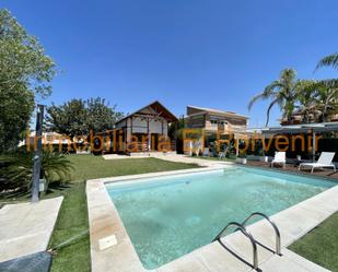 Vista exterior de Casa o xalet de lloguer en Torrent amb Jardí privat, Terrassa i Piscina