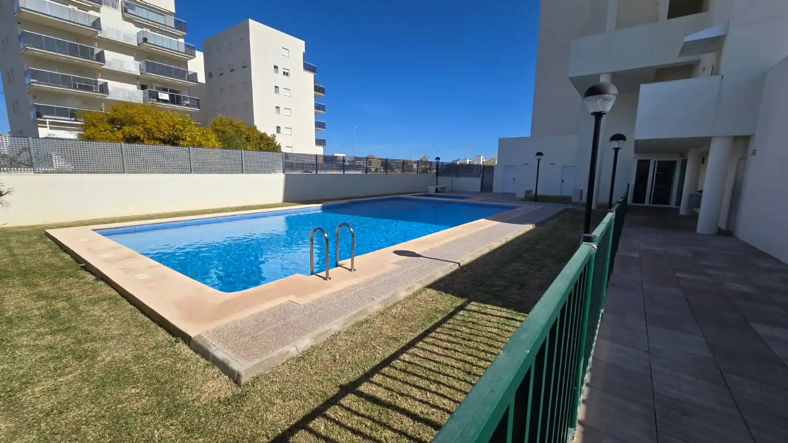 Piscina de Apartament en venda en Oliva amb Aire condicionat, Terrassa i Traster