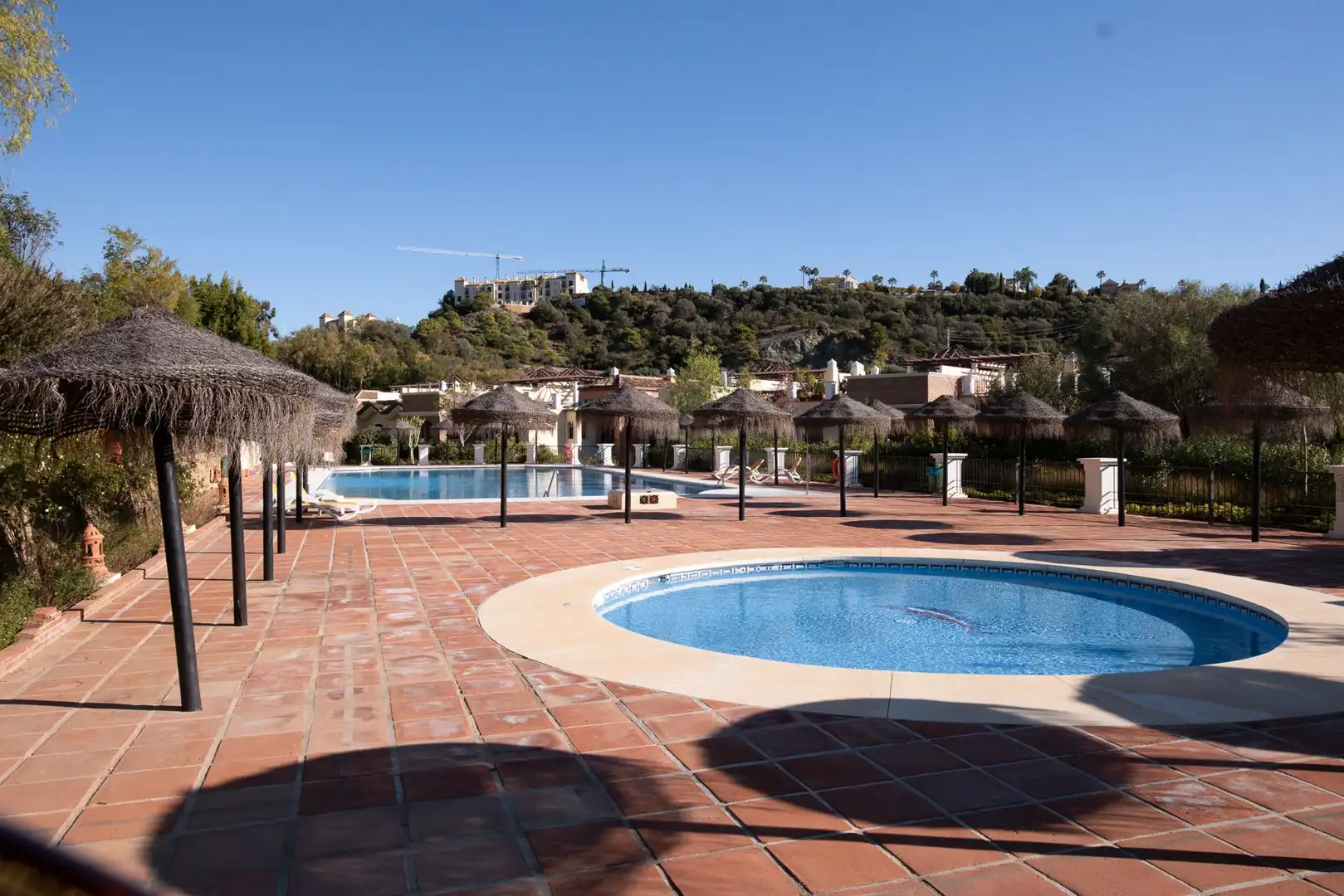 Schwimmbecken von Maisonette zur Miete in Benahavís mit Klimaanlage, Heizung und Privatgarten