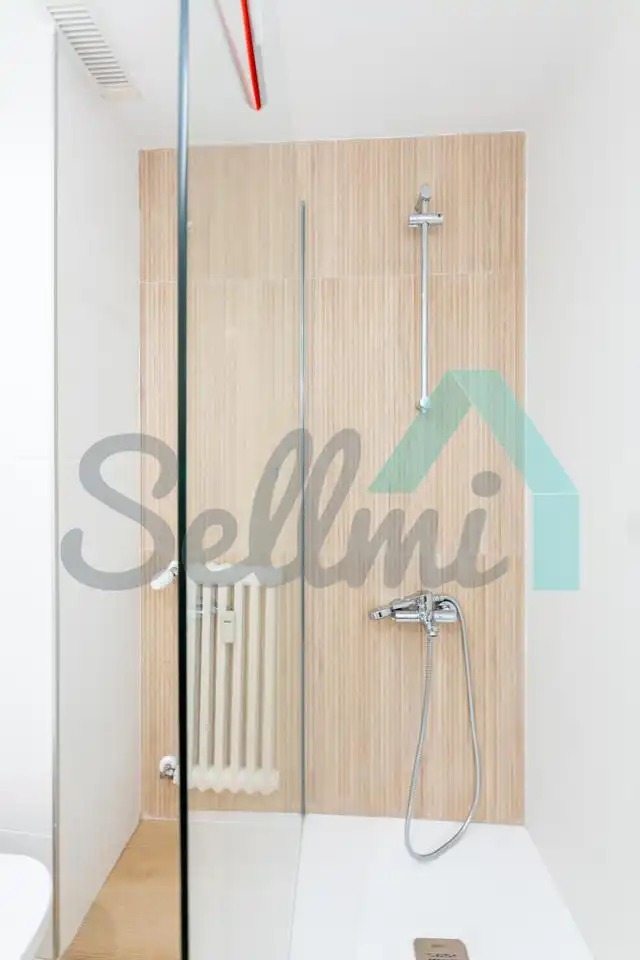 Baño de Piso para compartir en Oviedo  con Calefacción, Parquet y Amueblado