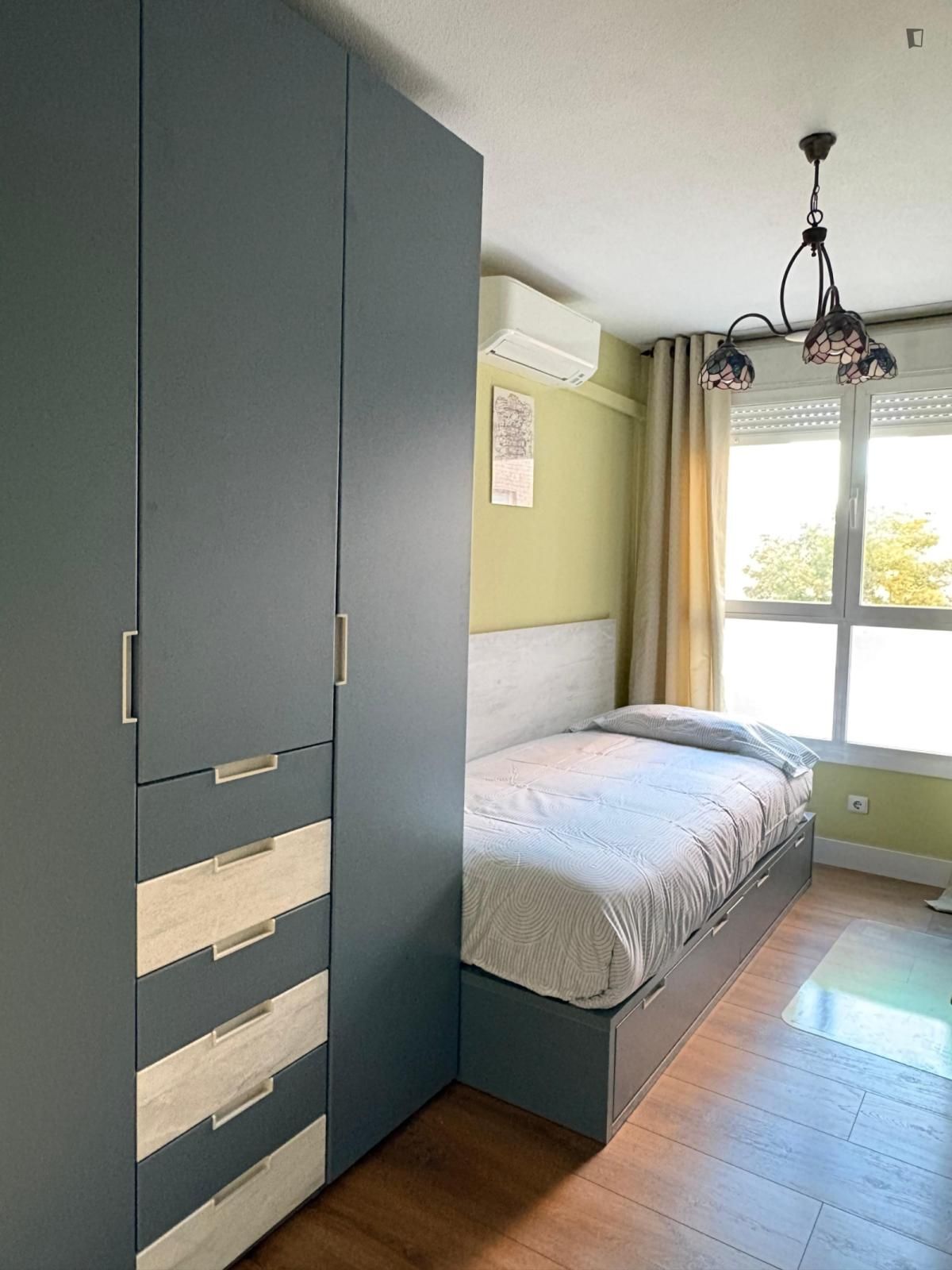 Dormitori de Apartament per a compartir en Leganés amb Aire condicionat, Moblat i Forn