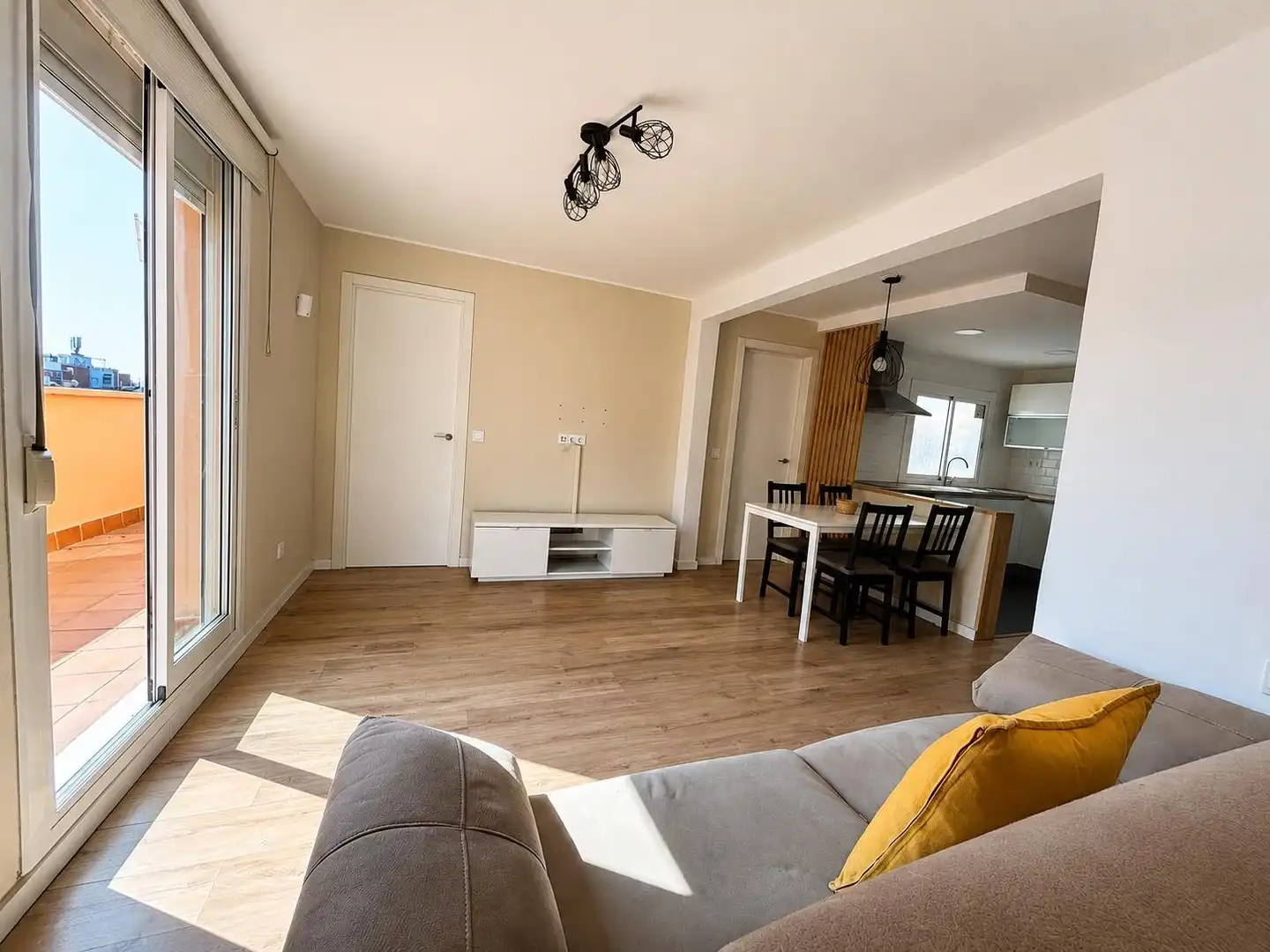 Living room of Attic for sale in L'Hospitalet de Llobregat  with Heating, Parquet flooring and Terrace