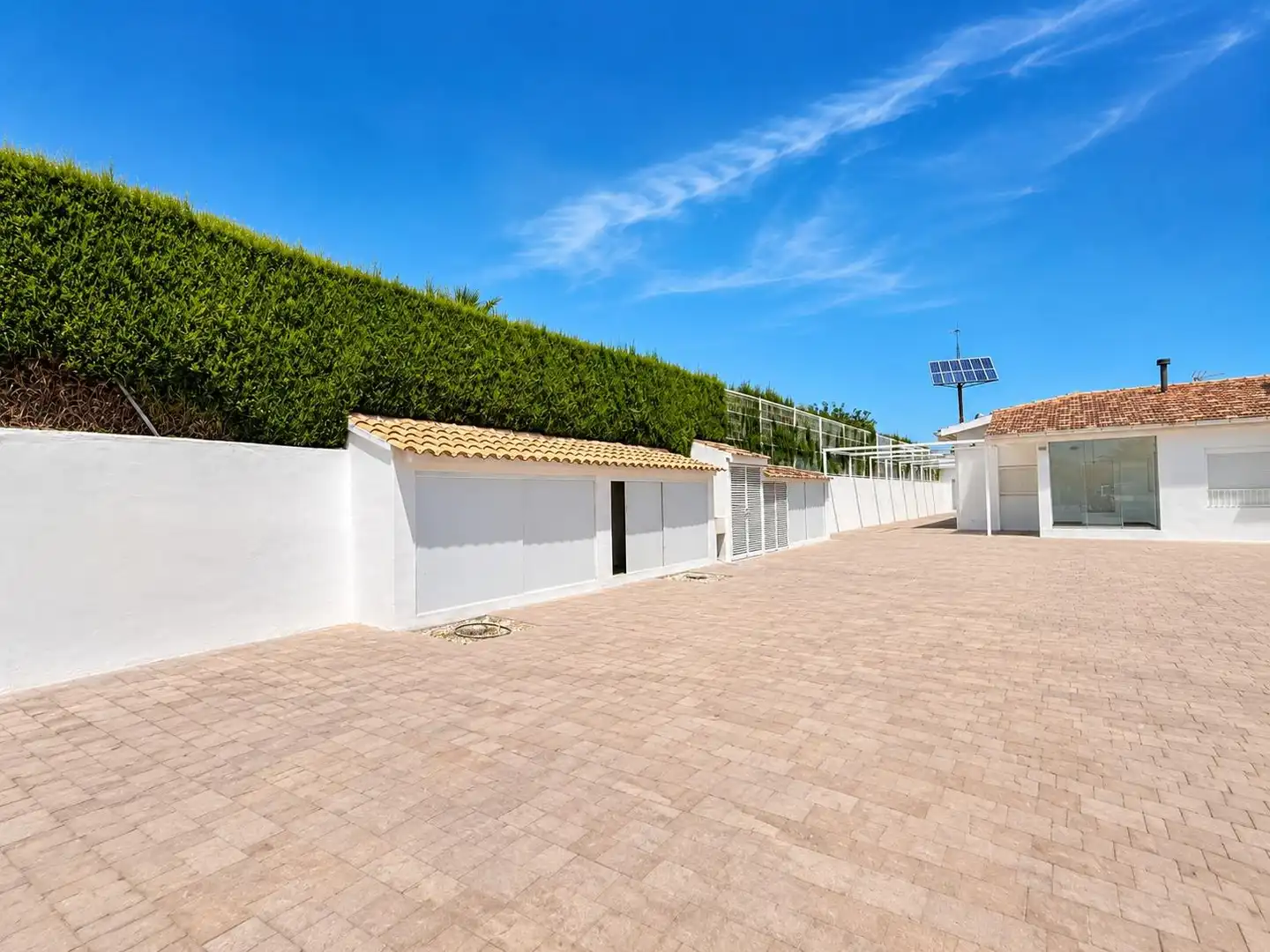 Vista exterior de Casa o xalet en venda en Carlet amb Aire condicionat, Calefacció i Jardí privat