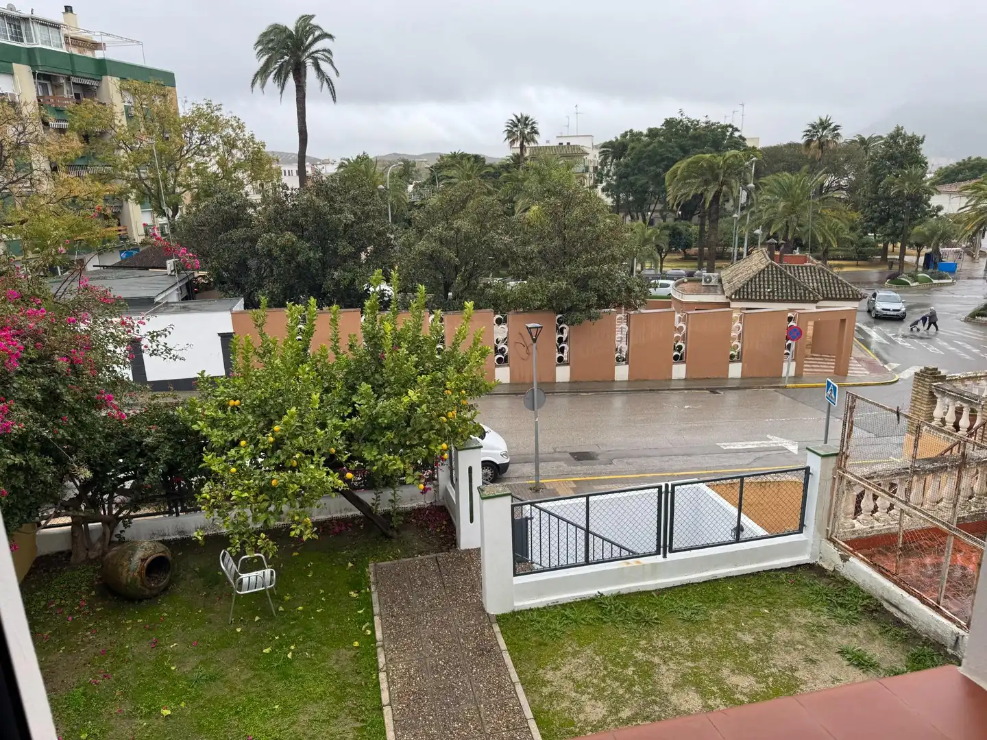 Vista exterior de Casa adosada en venda en Morón de la Frontera amb Aire condicionat, Jardí privat i Moblat