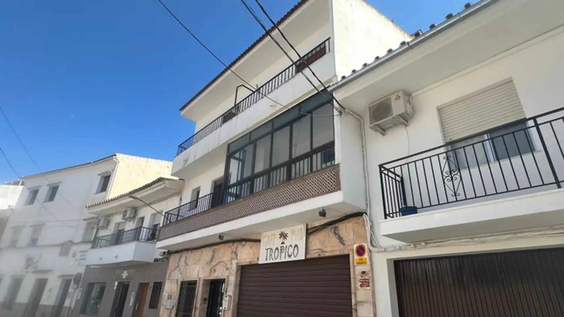 Außenansicht von Einfamilien-Reihenhaus zum Verkauf in Villanueva del Trabuco mit Klimaanlage, Terrasse und Abstellraum