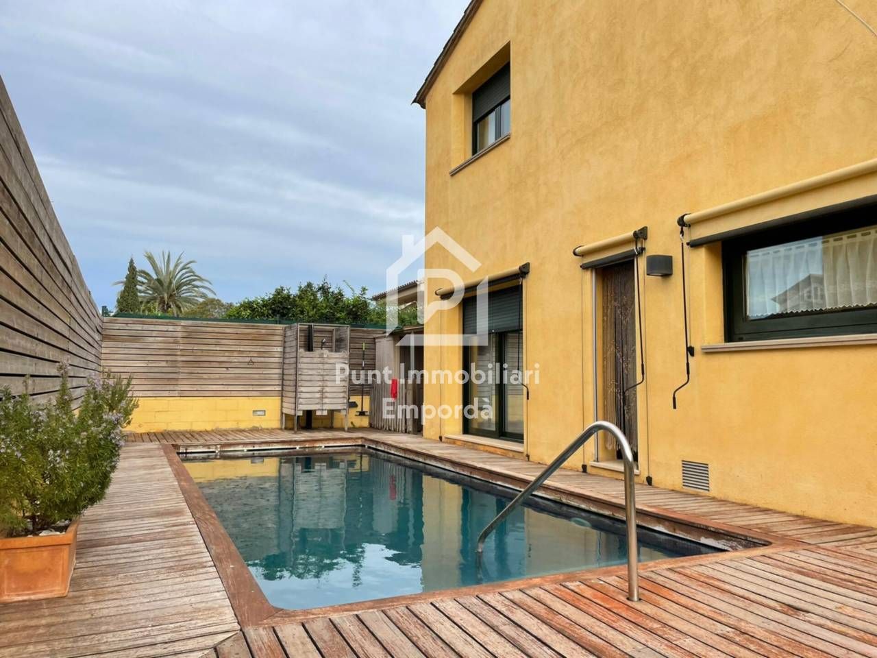 Exterior view of Flat for sale in La Bisbal d'Empordà  with Air Conditioner, Heating and Private garden