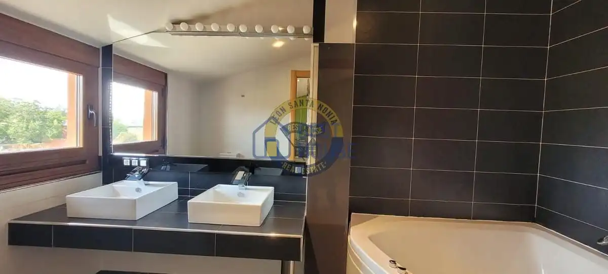 Bathroom of Houses for sale in Onzonilla  with Heating and Alarm