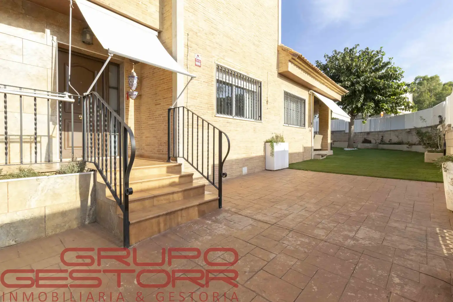 Vista exterior de Casa o xalet en venda en Torrent amb Jardí privat, Terrassa i Traster
