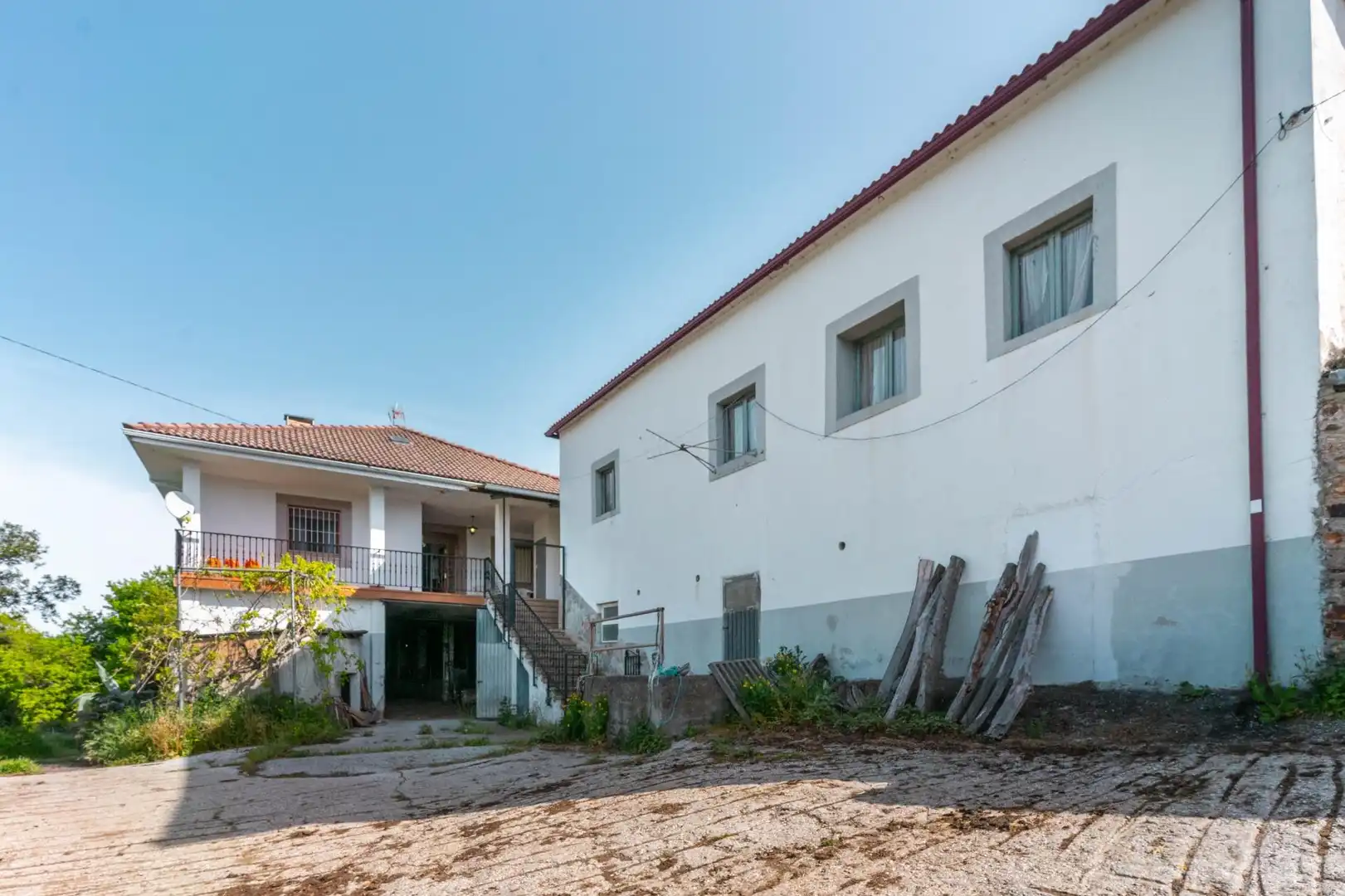 Vista exterior de Casa o xalet en venda en Cangas del Narcea amb Calefacció, Terrassa i Moblat