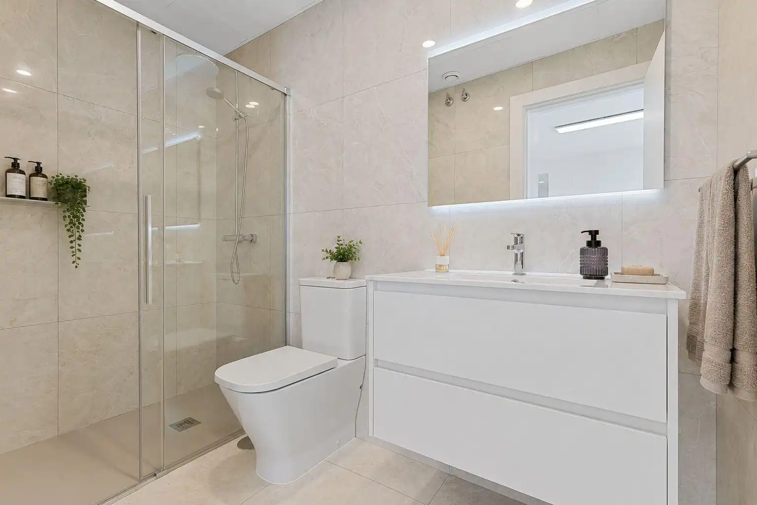 Bany de Apartament en venda en Fuengirola amb Aire condicionat, Calefacció i Parquet