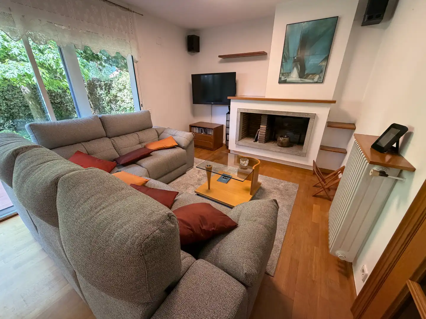 Sala de estar de Casa adosada en venta en Olot con Calefacción, Jardín privado y Balcón