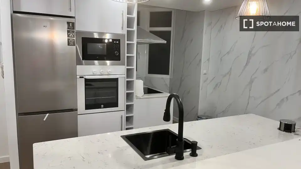 Cuina de Apartament per a compartir en Ronda amb Aire condicionat, Terrassa i Moblat