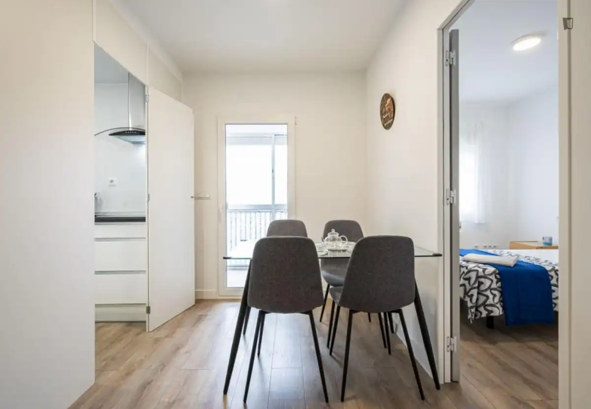 Menjador de Apartament de lloguer en Madrid amb Calefacció, Moblat i Forn