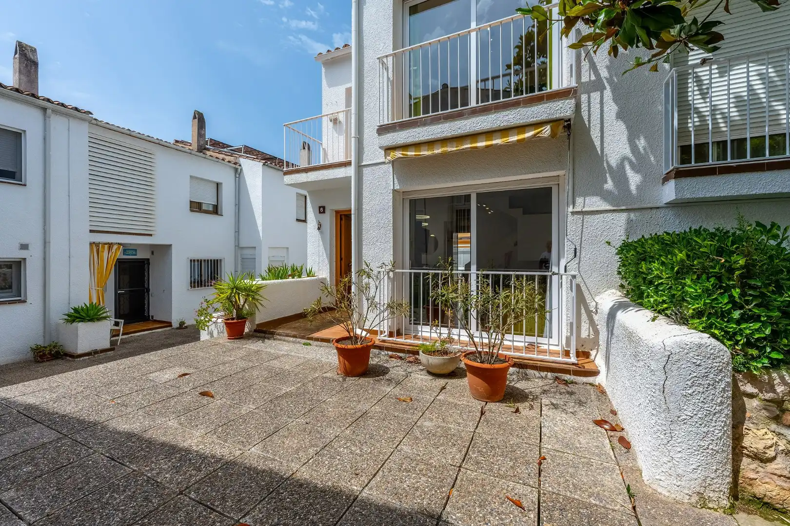 Vista exterior de Casa adosada en venda en Cunit amb Aire condicionat, Calefacció i Jardí privat