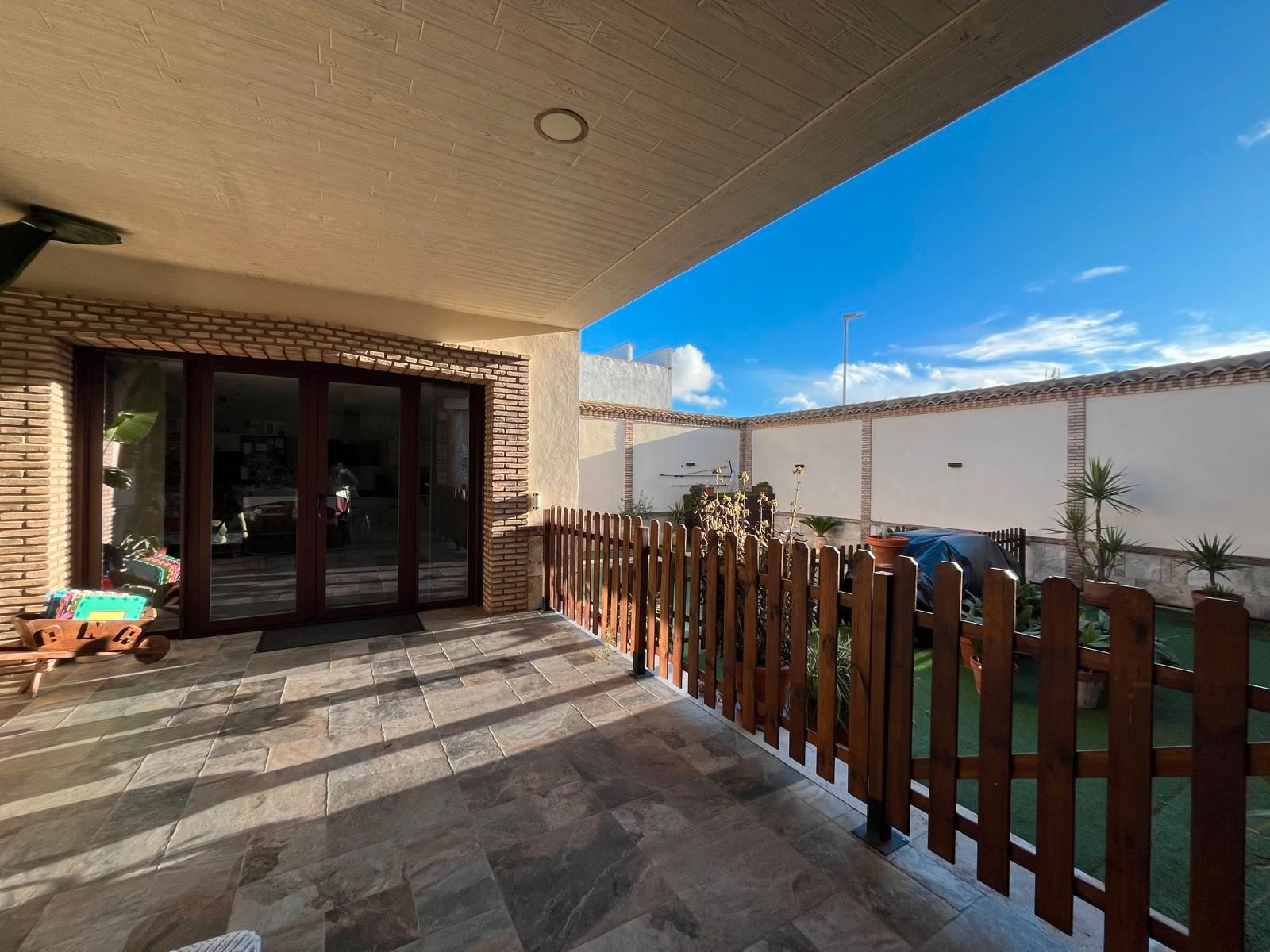 Terrassa de Casa o xalet en venda en Arenas de San Juan  amb Aire condicionat, Jardí privat i Terrassa