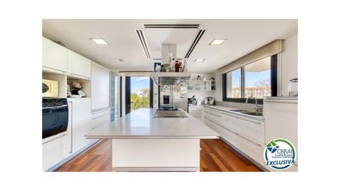 Casa unifamiliar exclusiva con ascensor, jardín y múltiples espacios independientes en Llançà