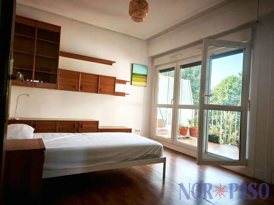 Bedroom of Flat for rent in Bilbao   with Heating, Terrace and Furnished