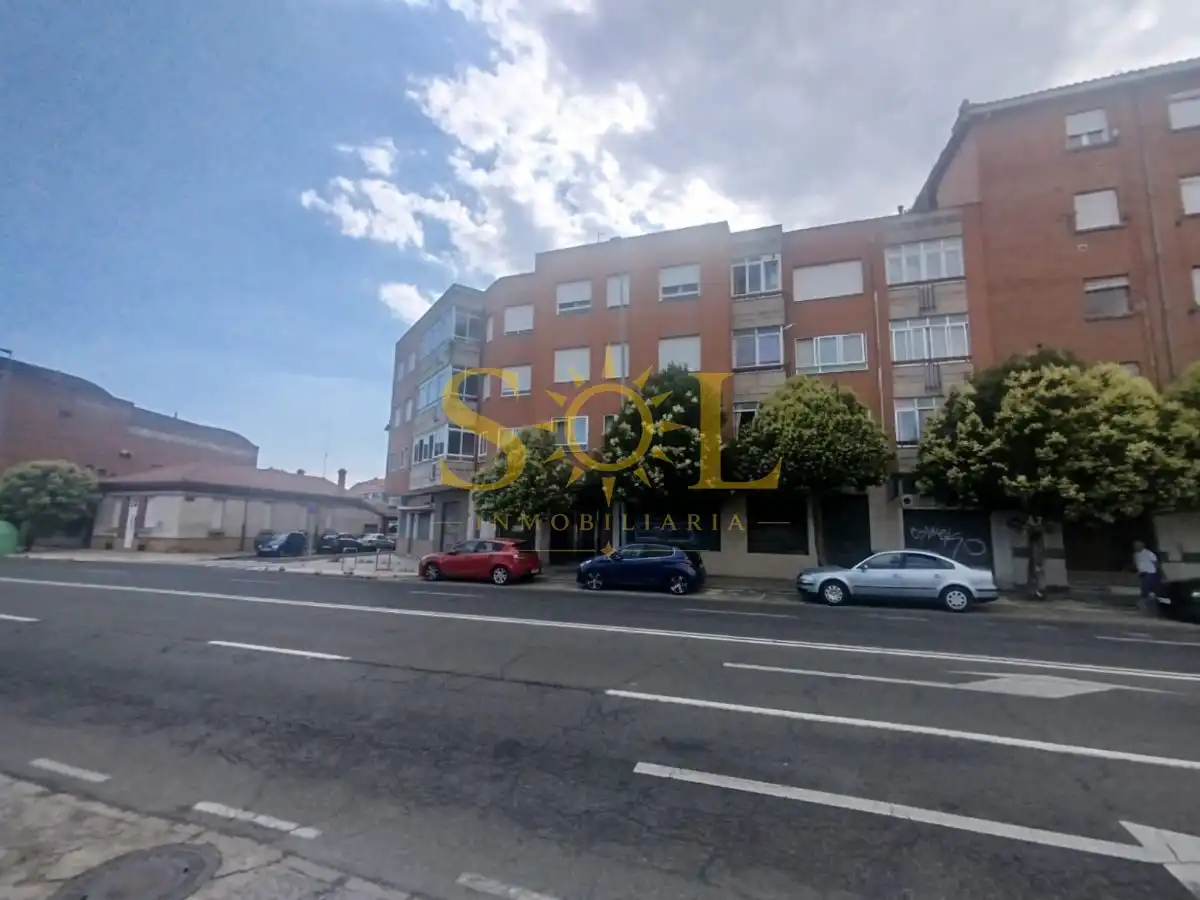 Vista exterior de Local en venda en León Capital  amb Parquet