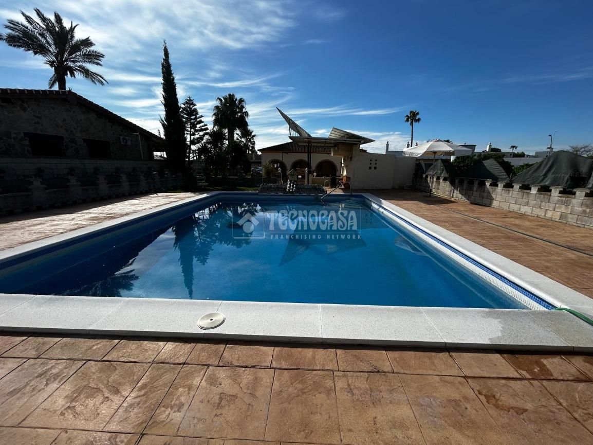 Swimming pool of House or chalet for sale in La Rinconada  with Air Conditioner, Heating and Storage room