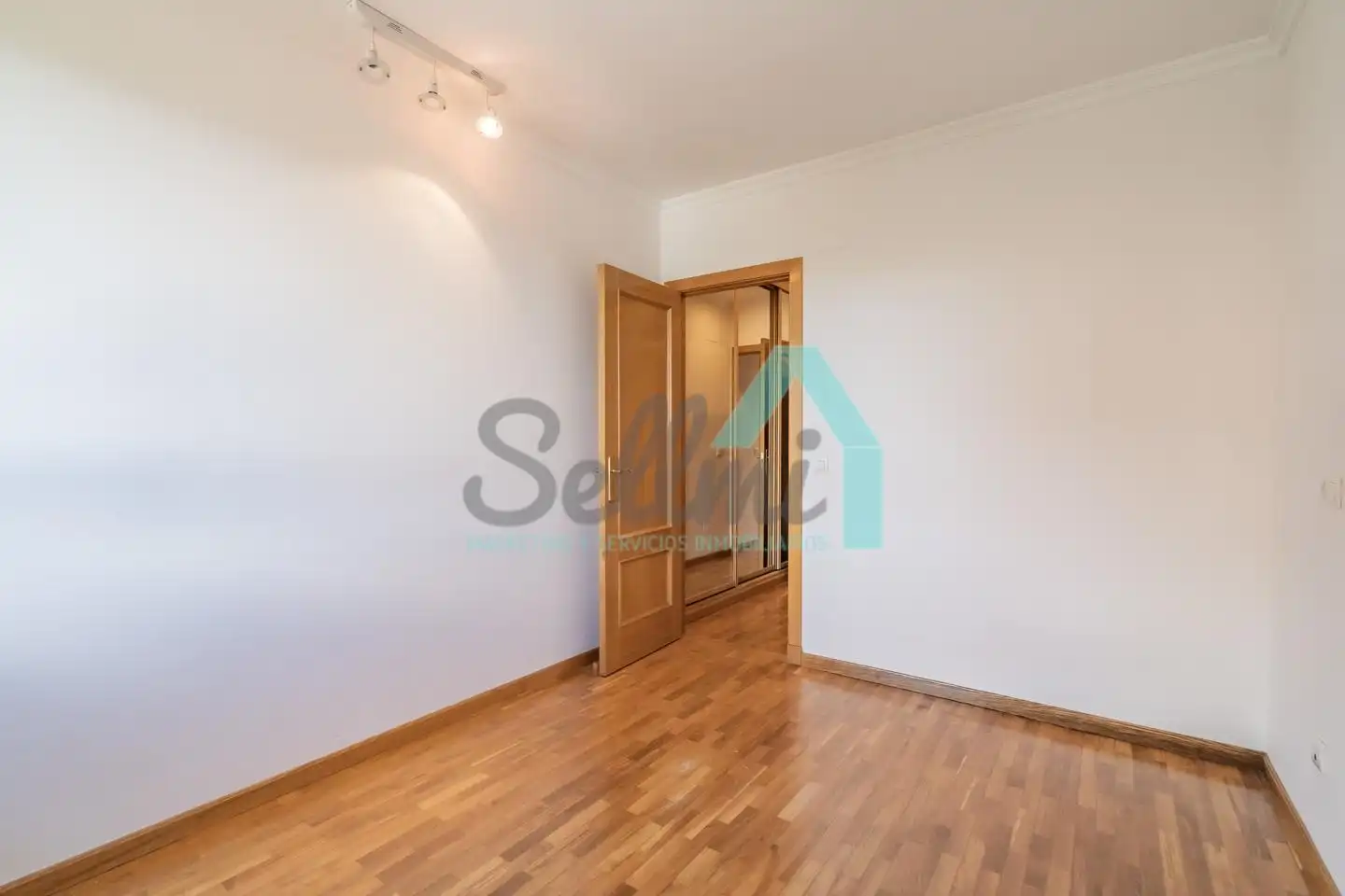 Habitación de Piso de alquiler en Oviedo  con Calefacción, Parquet y Terraza