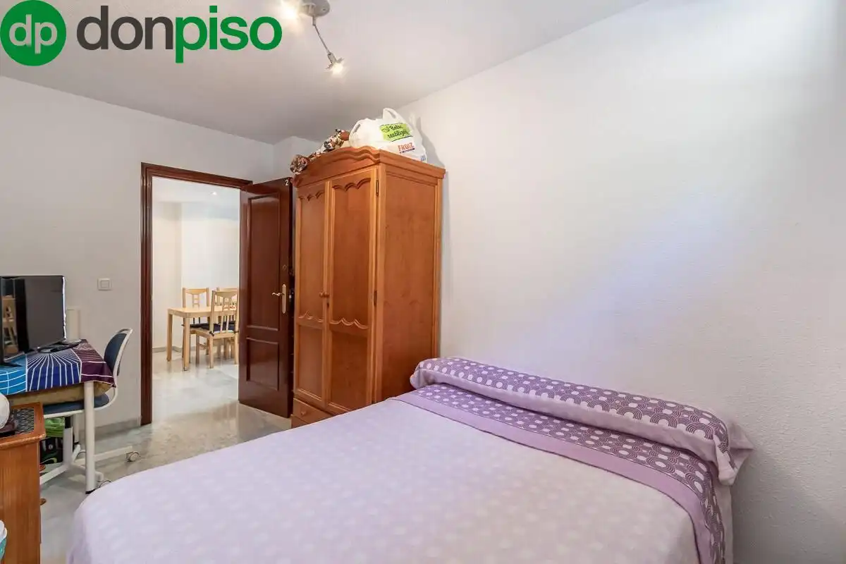 Bedroom of Flat for sale in Granada  with Heating and Storage room