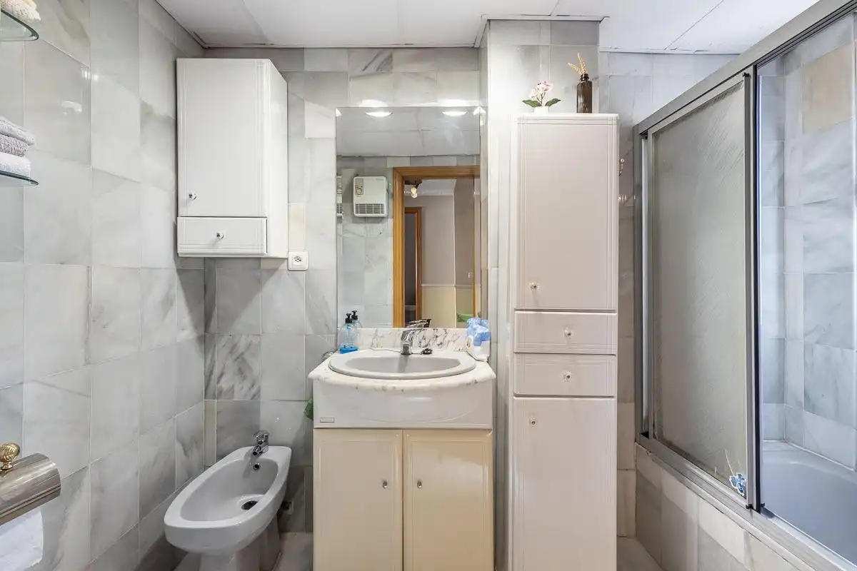 Badezimmer von Einfamilien-Reihenhaus zum Verkauf in Genil