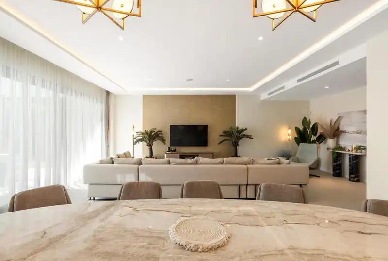 Sala d'estar de Casa adosada de lloguer en Marbella amb Aire condicionat, Calefacció i Jardí privat
