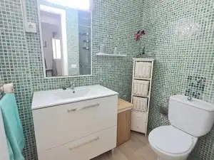 Bany de Apartament de lloguer en Las Palmas de Gran Canaria amb Parquet, Moblat i Rentadora