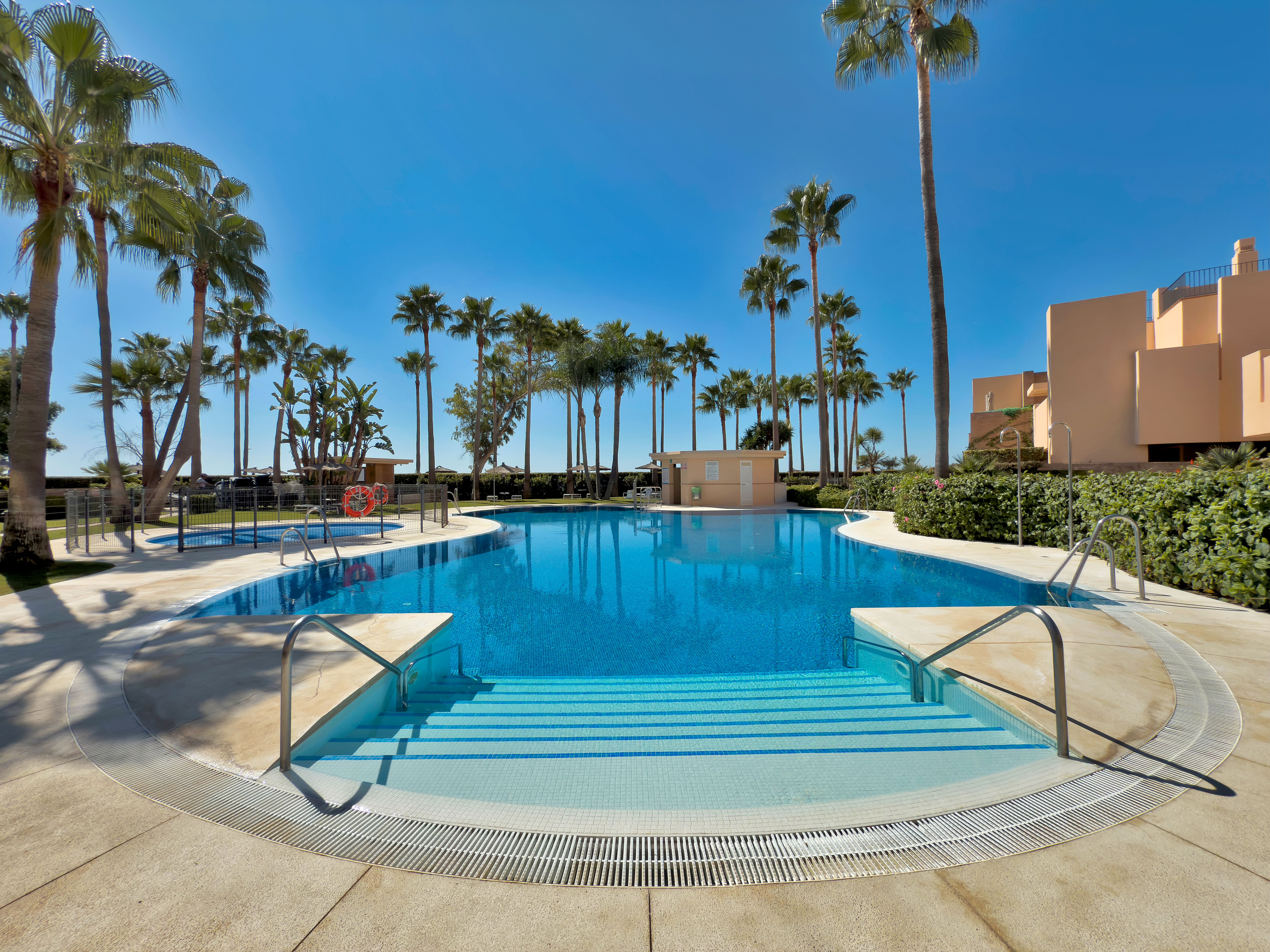 Piscina de Apartament en venda en Estepona amb Calefacció, Jardí privat i Terrassa