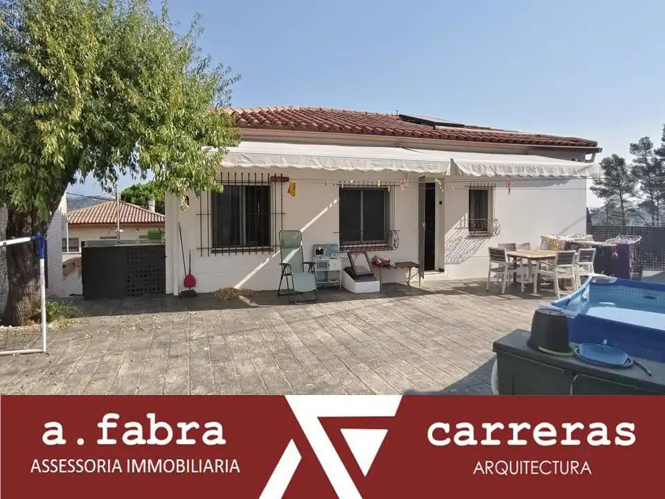 Vista exterior de Casa o chalet en venta en Cervelló con Calefacción, Jardín privado y Parquet